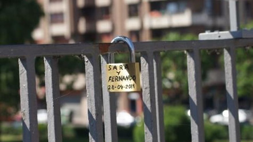 Otro de los candados en la barandilla del puente.