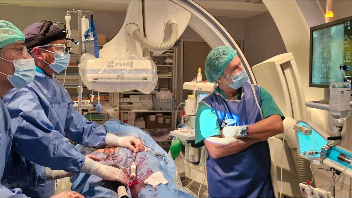 El Hospital San Juan de Dios realiza con éxito una cirugía endovascular pionera