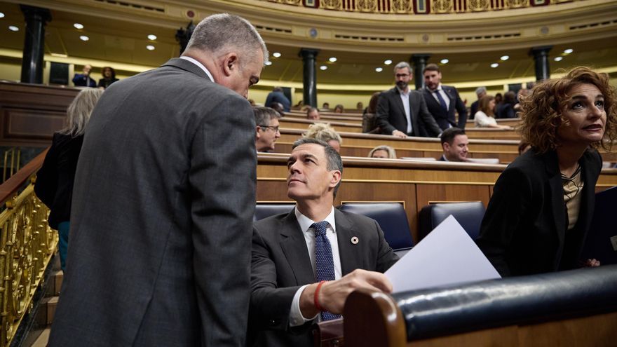 El PSOE acelera el deshielo con Junts para salvar la subida de las pensiones o las ayudas al transporte