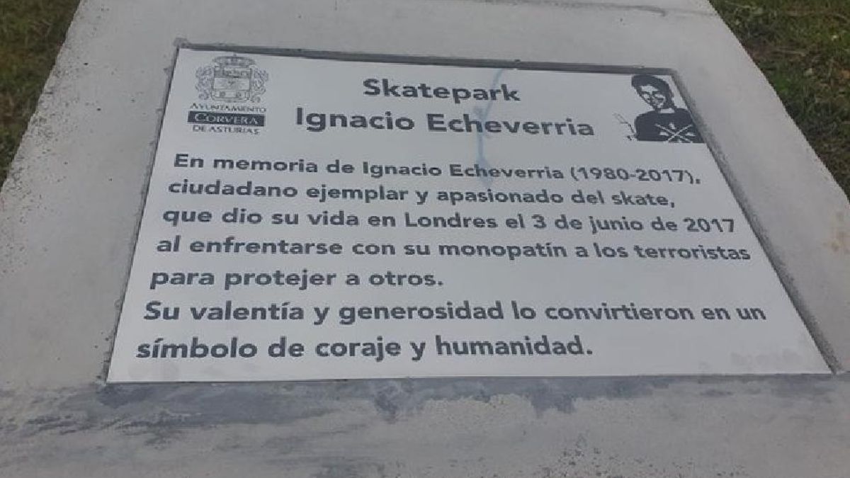 Unas faltas de ortografía dejan temporalmente sin placa al 'héroe del monopatín' en Corvera de Asturias