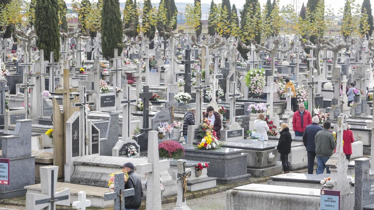 El Ayuntamiento de León espera más afluencia al cementerio por Todos los Santos al sumarse el lunes festivo