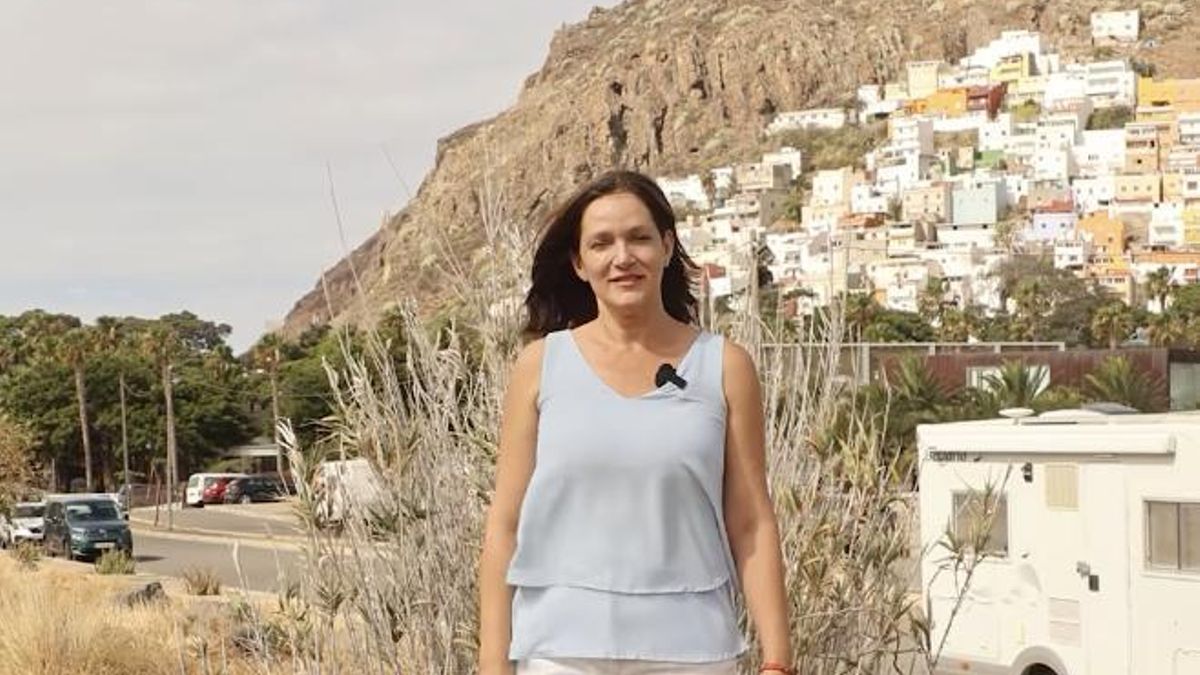 La concejala Zaida González, en la parcela tras la playa de Las Teresitas.