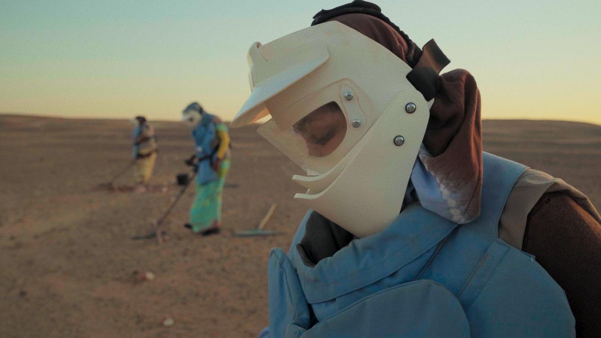 Fotograma del corto 'Disonancia' donde se aprecia el trabajo de las mujeres desminadoras del Sáhara Occidental.