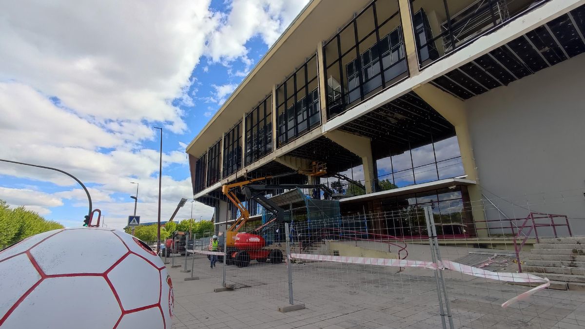 El lento y retrasado trabajo de reforma del Pabellón Municipal de los Deportes de León.