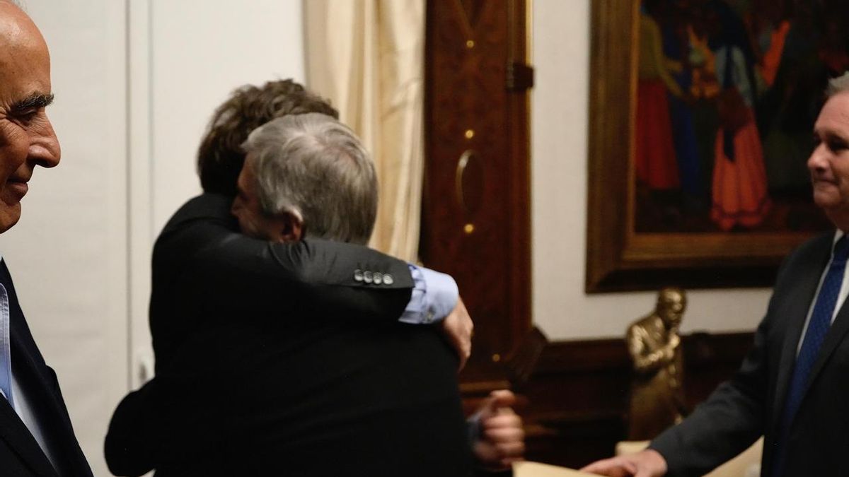 Javier Milei felicita a Luis Caputo el lunes pasado. No fue explicado el motivo.