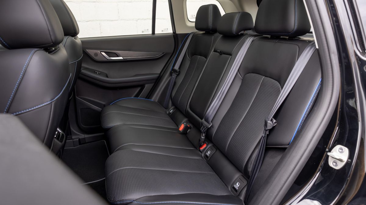 Las plazas traseras son amplias para dos adultos.