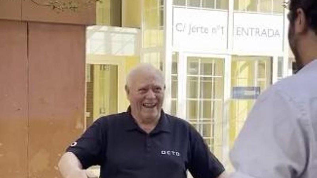 Alejandro se queda: la lucha vecinal que ha parado el desahucio de un hombre de 81 años en un piso del Ayuntamiento