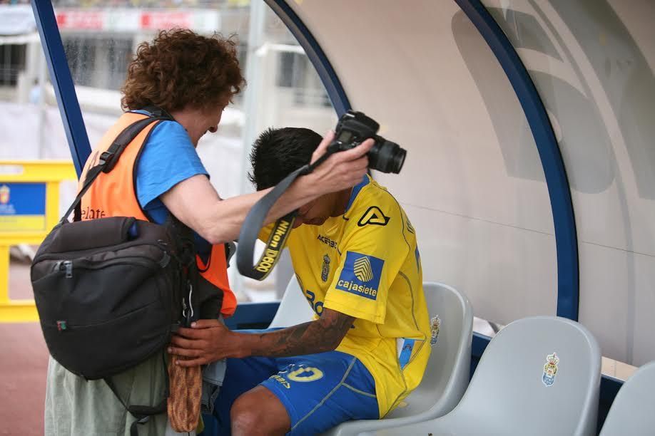Jonathan Viera llora en el banquillo tras lograr el ascenso.  (ALEJANDRO RAMOS)