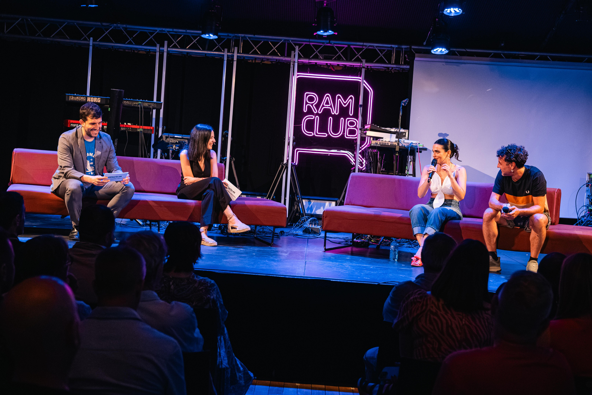 Sergi Pitarch i María Palau dialoguen amb La Maria i Arnau, de Malifeta, en la I Festa pel Valencià d'elDiario.es.