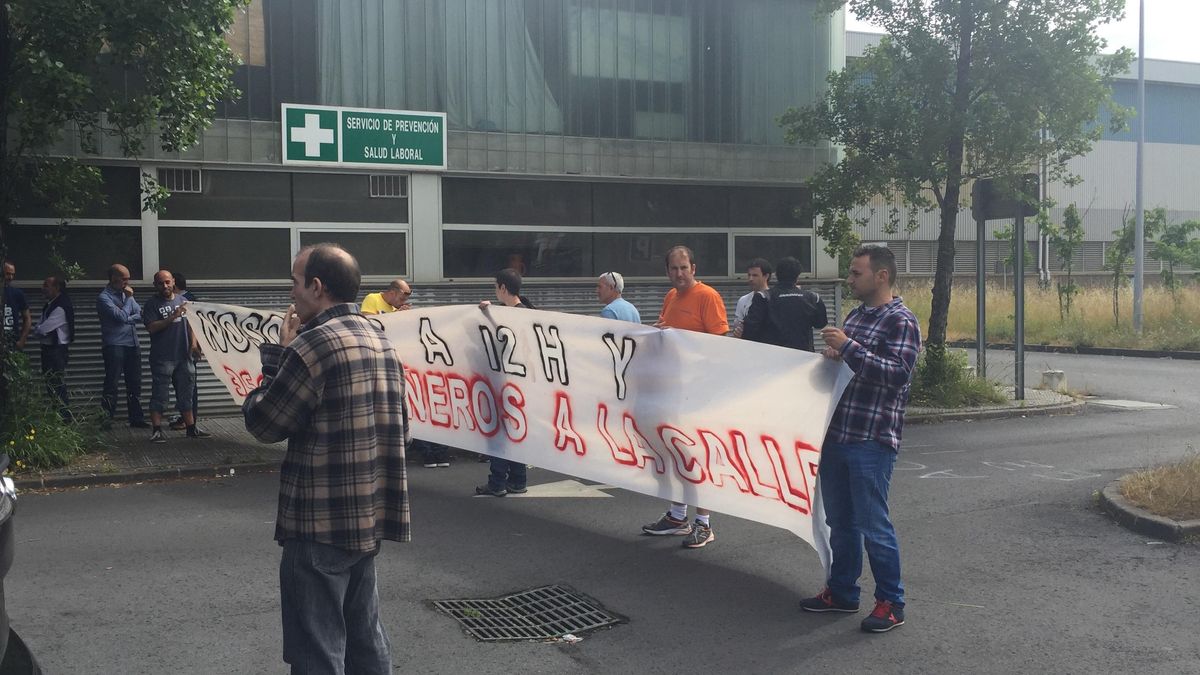Trabajadores de la ACB, justo después de la asamblea de esta mañana en la planta de Sestao.