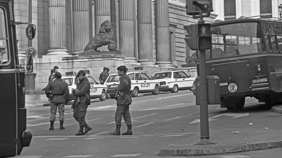 Archivo - MADRID, ESPAÑA - 23 DE FEBRERO DE 1981: Imágenes del cordón policial que rodea el Congreso de los diputados en donde se está produciendo el intento de Golpe de Estado por parte del Teniente Coronel de la Guardia Civil, Antonio Tejero.