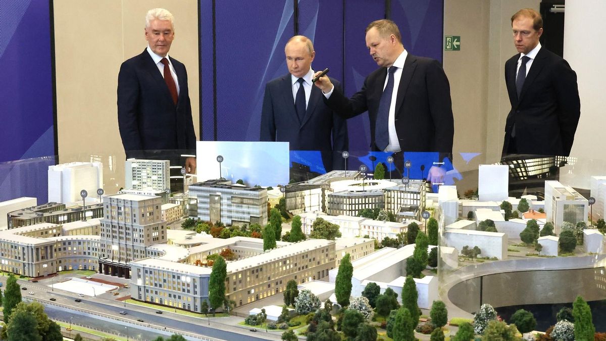 El presidente ruso, Vladímir Putin, durante la visita a la Universidad Técnica Estatal Bauman de Moscú el pasado mes de abril