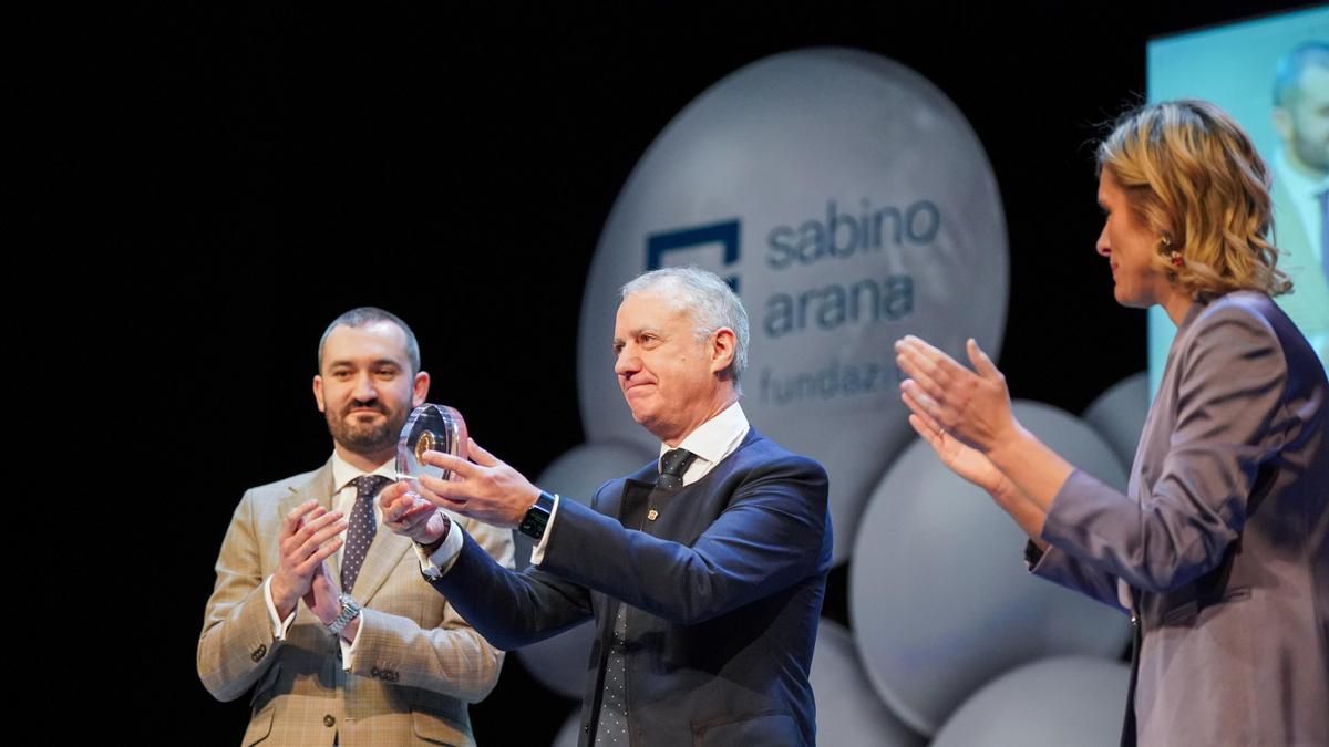 Mikel Hidalgo (a la izquierda), en la entrega del Premio Sabino Arana a Iñigo Urkullu
