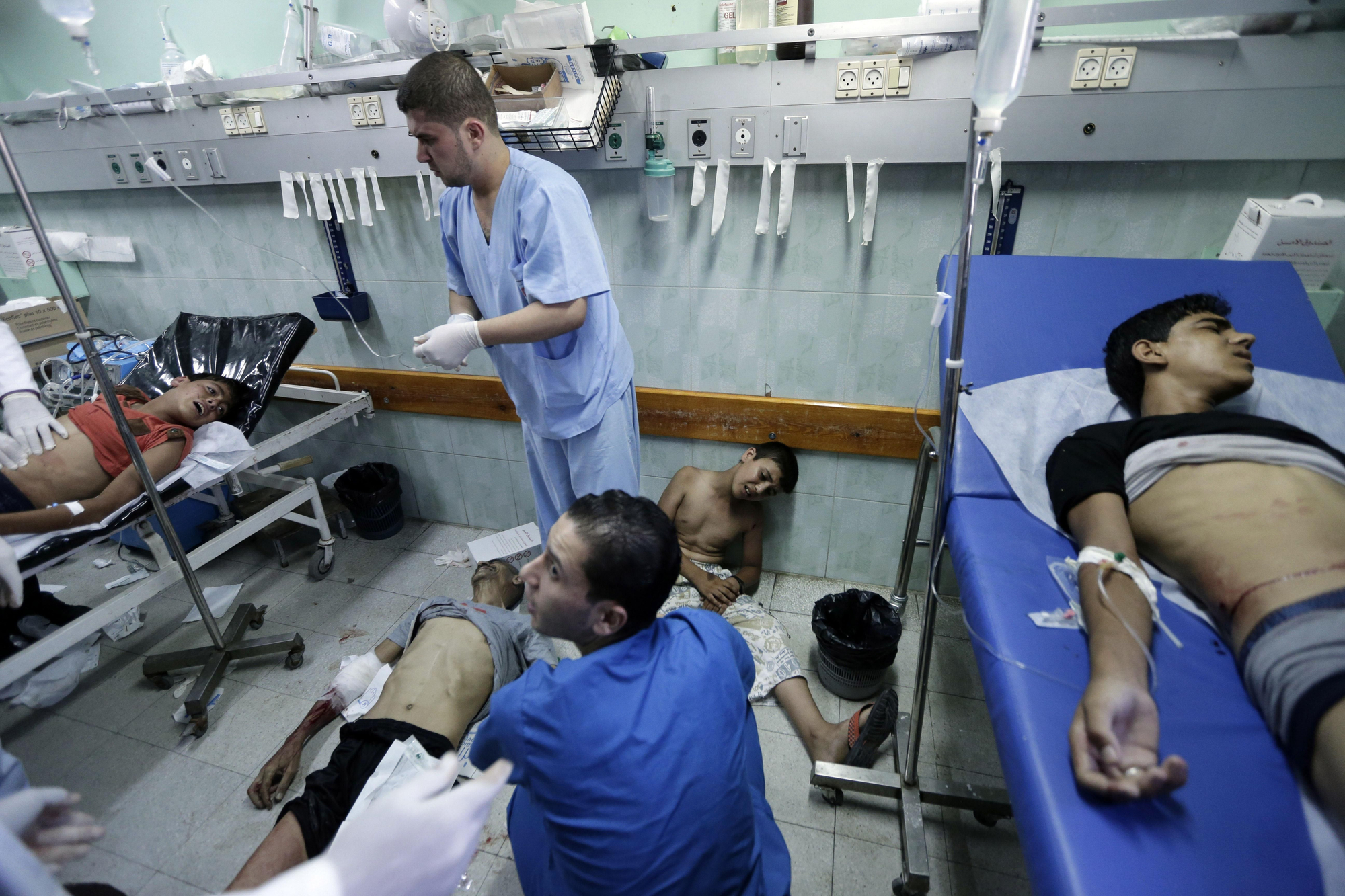 Los médicos del hospital Kamal Adwan, al norte de la Franja, atienden a los heridos en el ataque de Israel en Beit Lahiya / Lefteris Pitarakis \ AP Photo