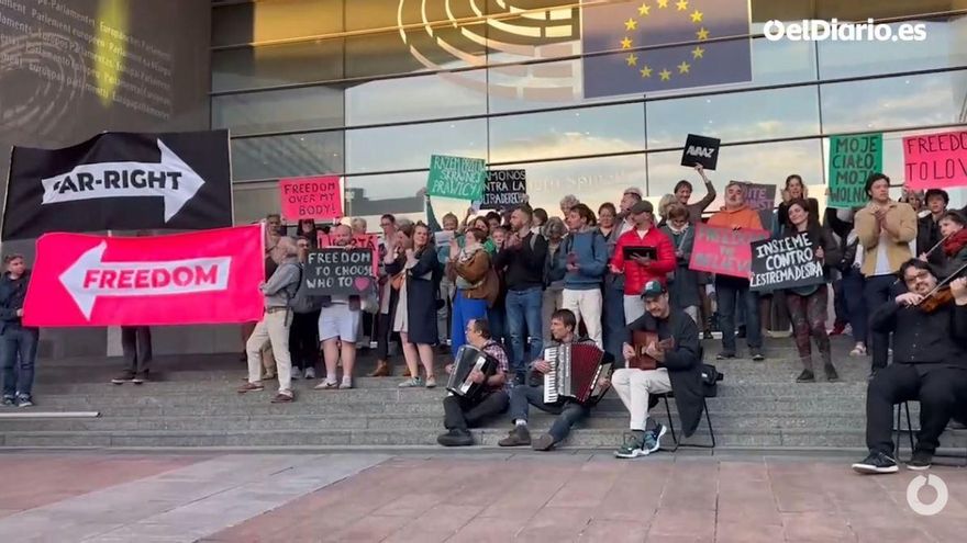 Activistas cantan el 'Bella ciao' a las puertas del Parlamento Europeo este domingo