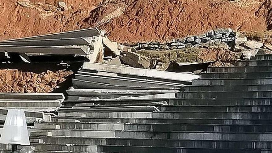 Un detalle de los daños causados por el corrimiento de tierras en el Bembibre Arena. // PP / ICAL