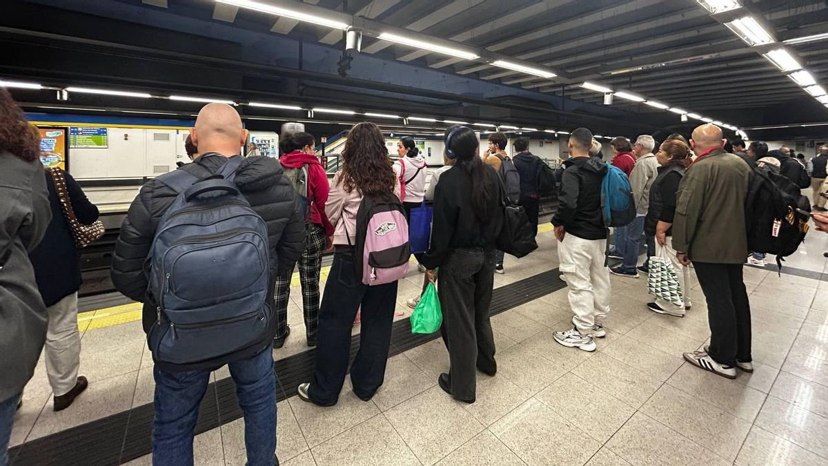 Los viajeros de Metro de Madrid improvisan colas 'a la japonesa' ante el caos de la hora punta
