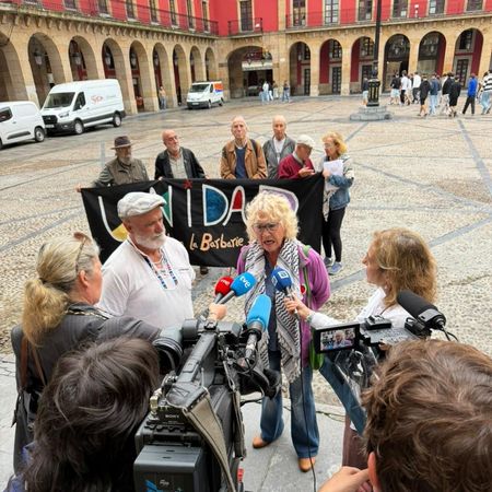 Los portavoces de los colectivos sociales de Asturias atienden a los medios de comunicación para explicar la iniciativa y el llamamiento a la unión de los partidos de izquierda.