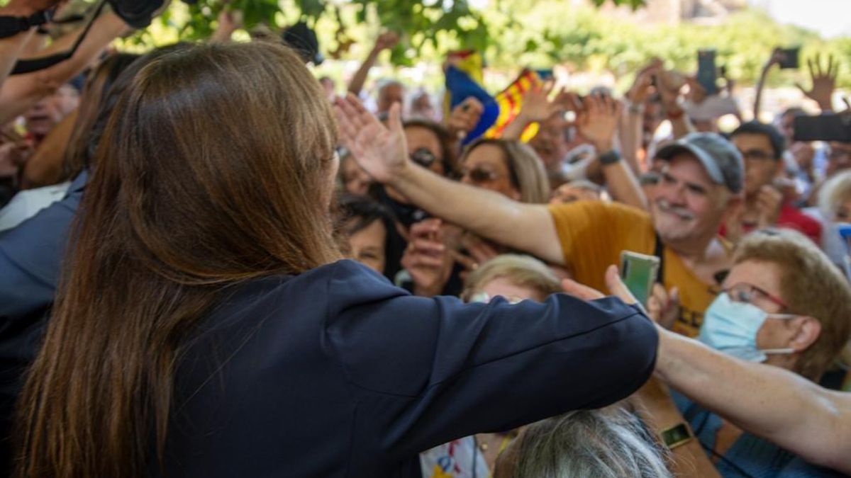 Unas 200 personas se concentran ante el Parlament en apoyo a Borràs y con críticas a ERC y CUP