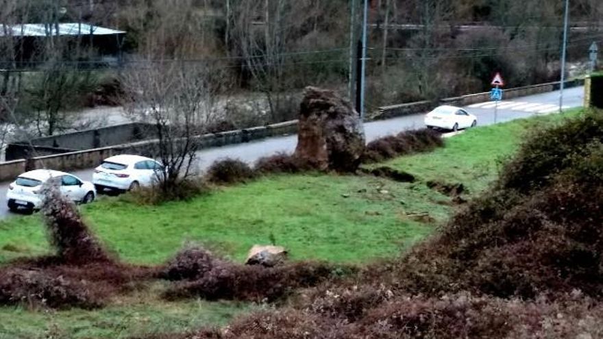 La roca que arrancó la catenaria y machacó la vía de la línea León-Asturias alcanzó la carretera.