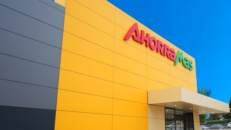 Fachada del Ahorramas en la  calle Zaragoza, 62, de Guadalajara