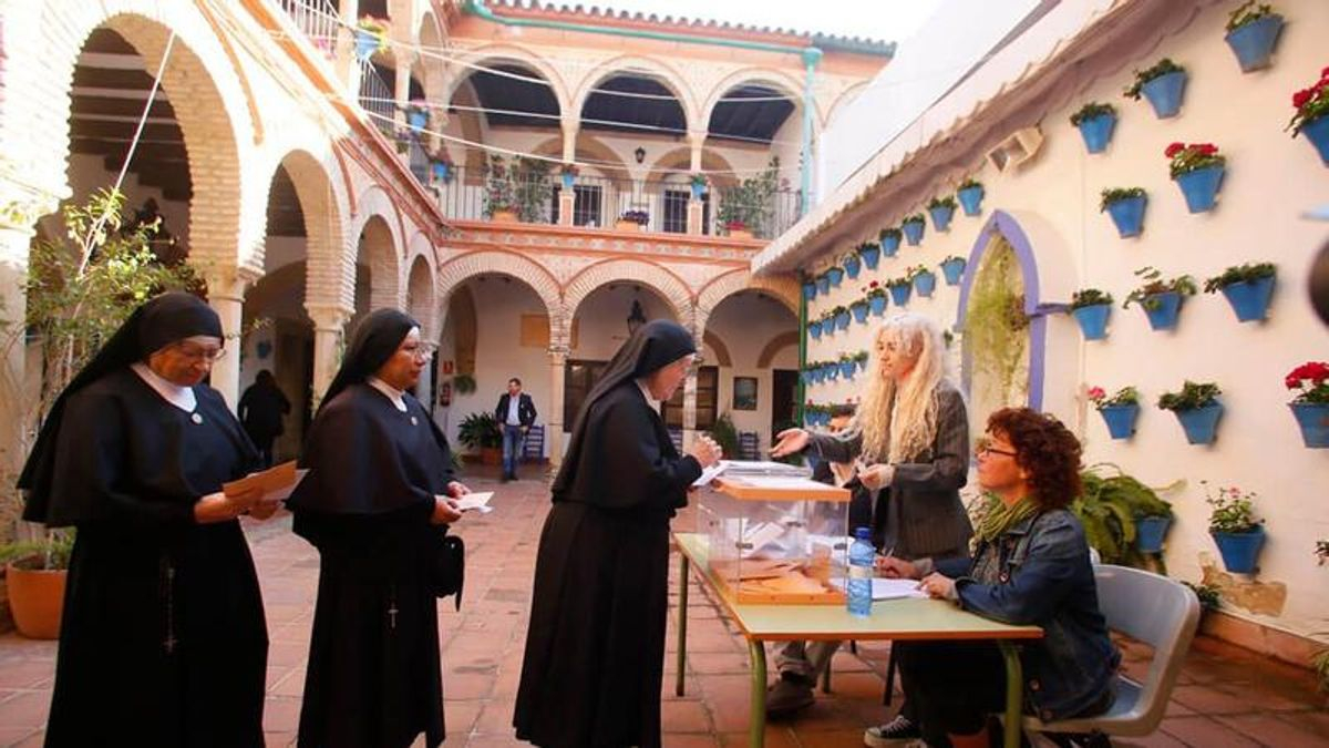 Tres monjas hacen cola para votar en las elecciones generales de 2019 en Córdoba