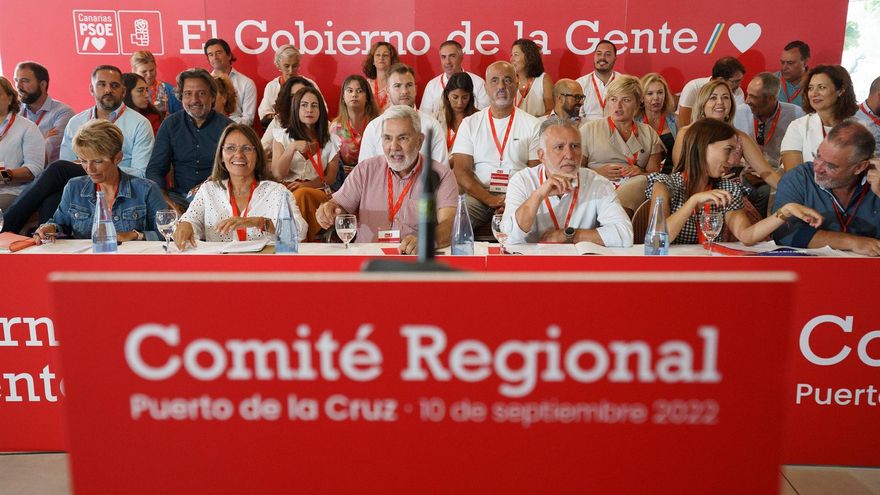 El presidente de Canarias, Ángel Víctor Torres (c), acompañado por la secretaria de Organización del PSOE Canarias, Nira Fierro (2d) y por el presidente del PSOE en Canarias, José Miguel Rodríguez Fraga (4d). EFE/Ramón de la Rocha