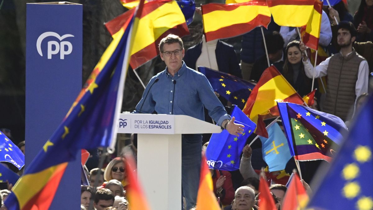 El líder del Partido Popular, Alberto Núñez Feijóo, interviene durante la concentración convocada por el Partido Popular en la Plaza de España en Madrid