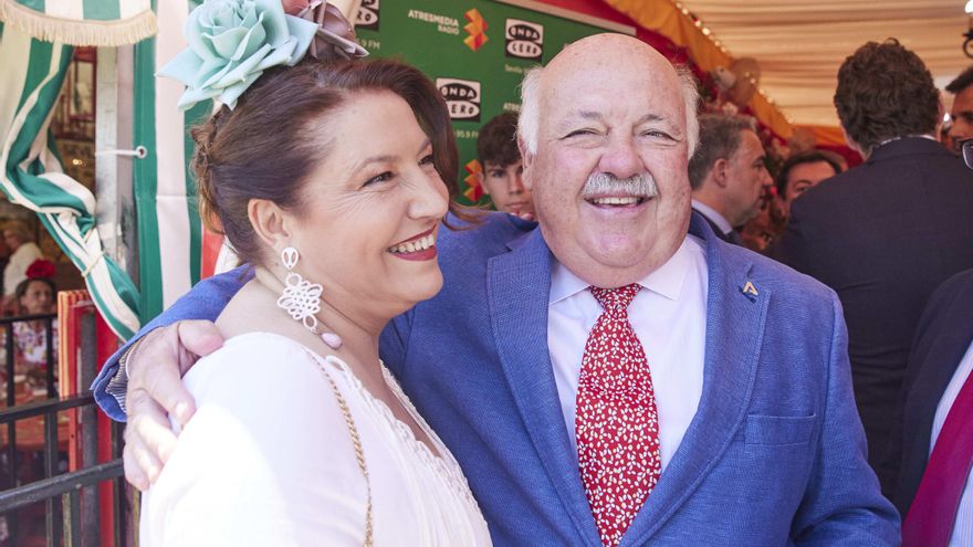 El consejero de Salud, Jesús Aguirre, abraza a la titular de Agricultura, Carmen Crespo