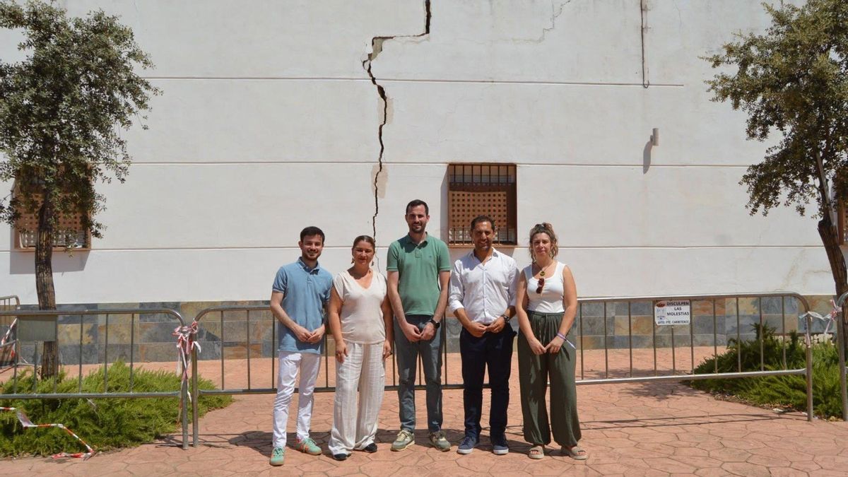 Alberto Ruiz (centro), entre Irene Ruiz y Sebastián Pérez, ante la Casa Grande de Fuente Carreteros, dañada por las borrascas