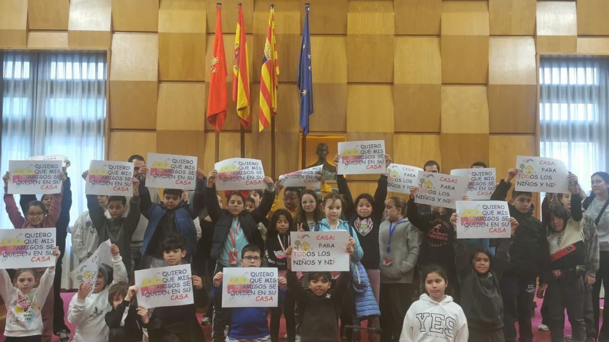 Los compañeros de colegio de los niños desahuciados en Zaragoza piden ayuda a la alcaldesa: "Les han dejado sin casa"