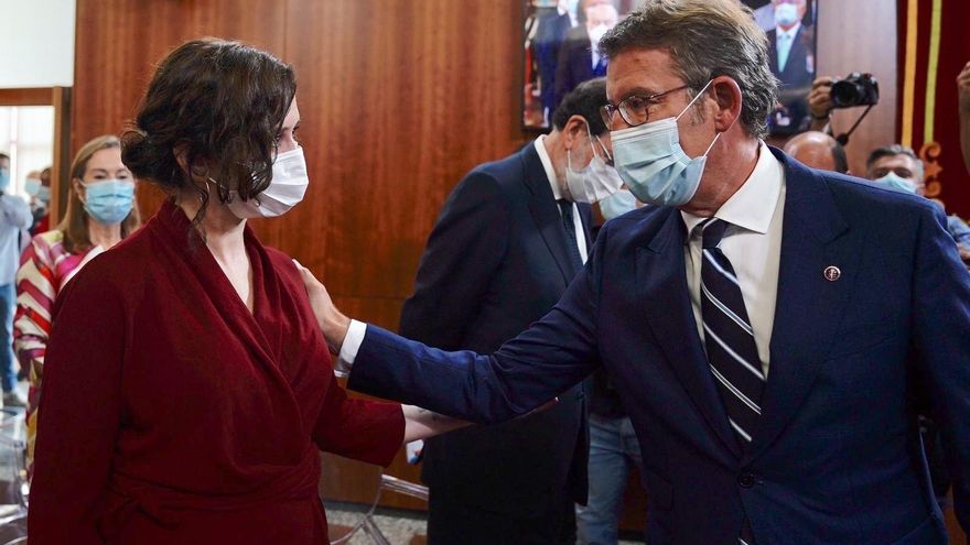 Ayuso descarta liderar el PP tras una conversación con Feijóo, que reclama una "solución urgente"