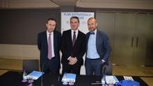 Javier Palau (c) y Sergio García (d), gerente del hospital de la Ribera y consultor sanitario,
