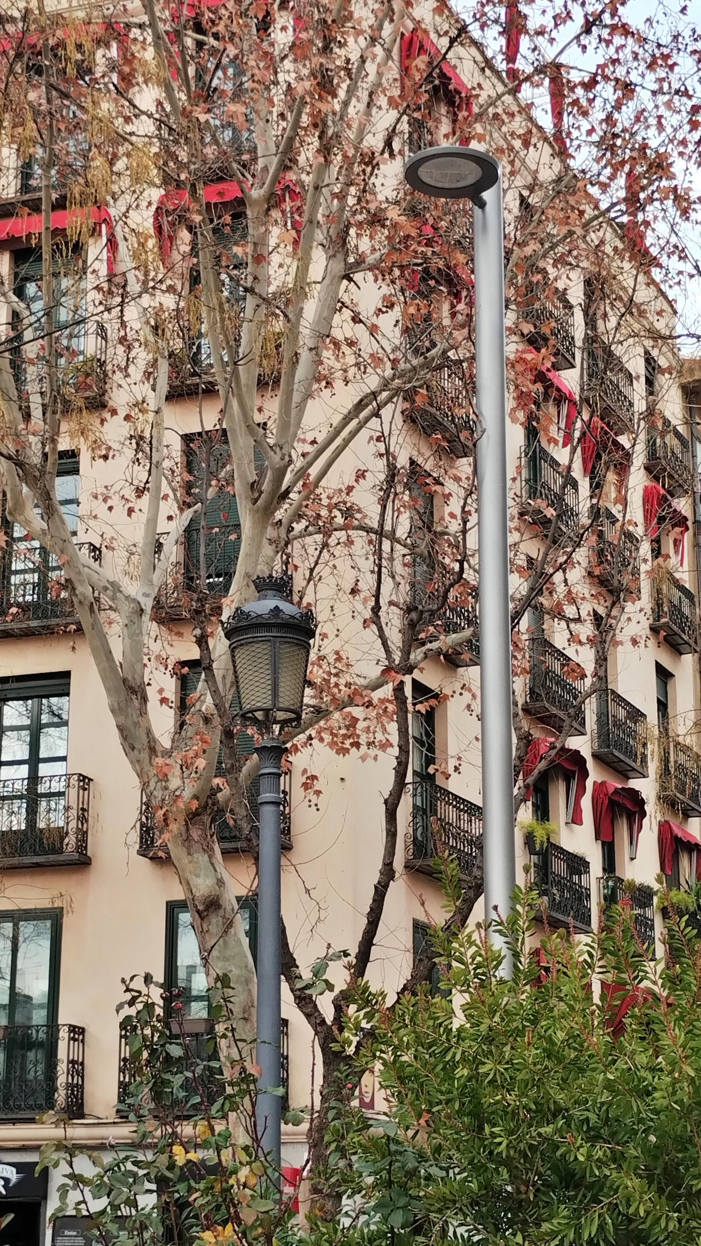 Los dos modelos de farola, en Olavide