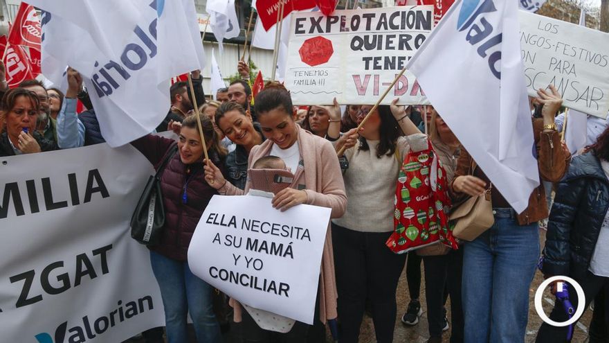 Trabajadores del comercio se plantan contra la libertad horaria: "Juanma Moreno, trabaja tú primero"