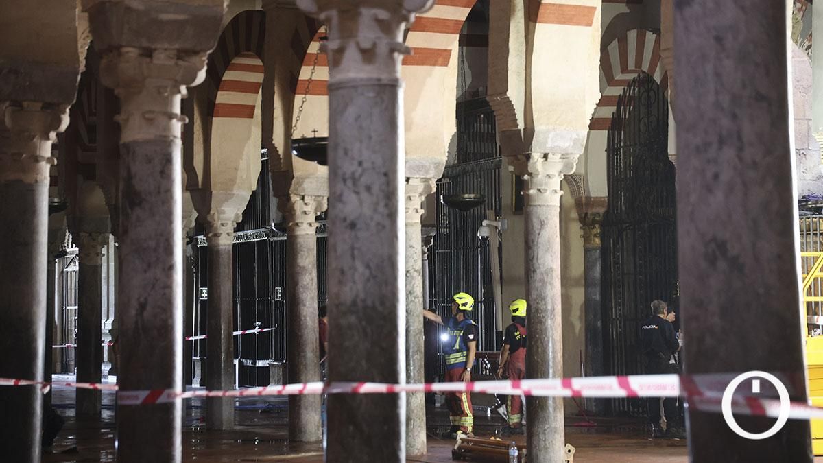 El interior de la Mezquita Catedral tras el incendio, en imágenes