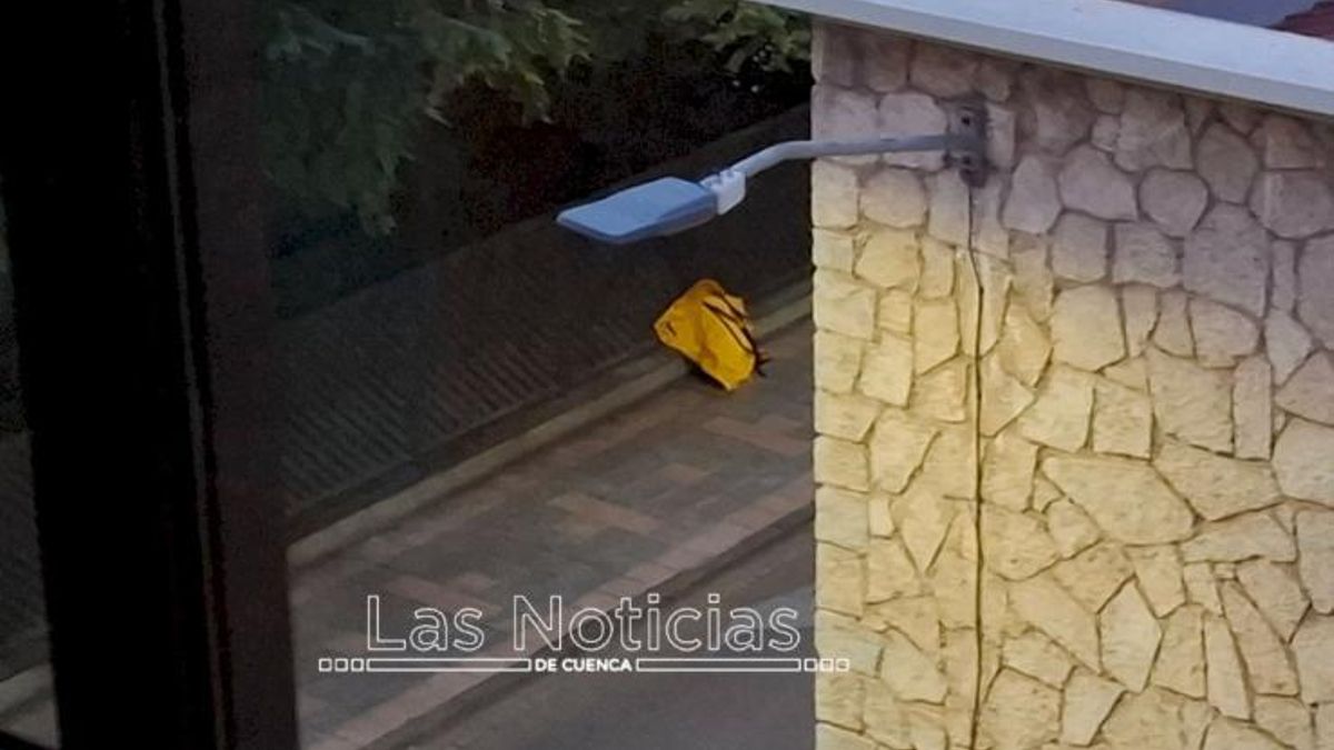 Imagen del objeto, al parecer una mochila, junto a la Subdelegación del Gobierno en Cuenca