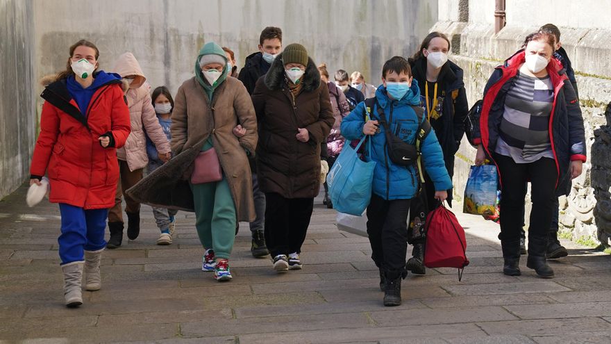 Un grupo de refugiados ucranianos a su llegada desde un autobús con 47 personas ucranianas, a 17 de marzo de 2022, en Santiago de Compostela, A Coruña, Galicia (España).