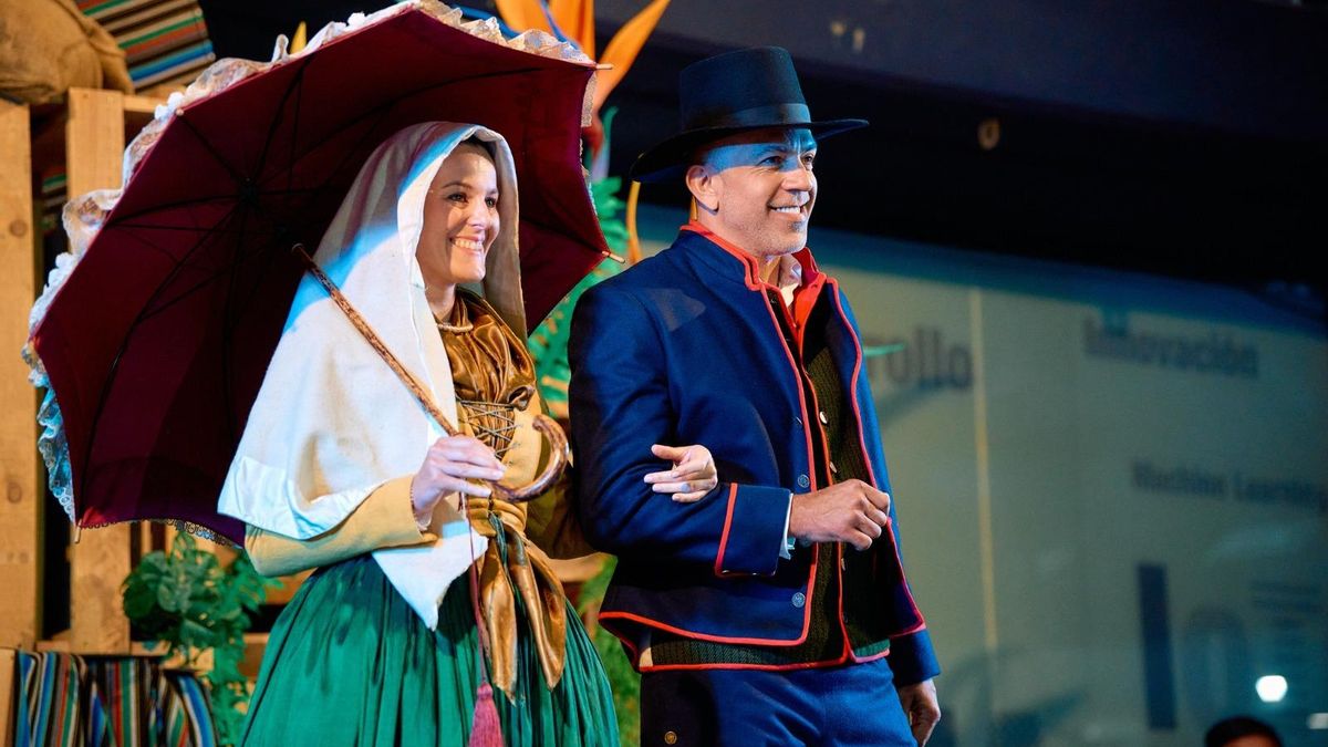 Imagen de archivo de dos personas con la indumentaria tradicional canaria