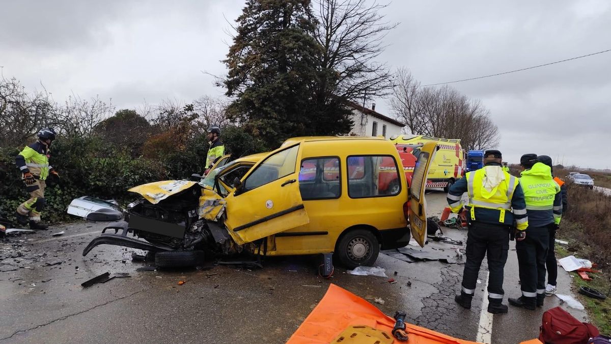 Bomberos y guardia civil en el grave siniestro de esta tarde de viernes.