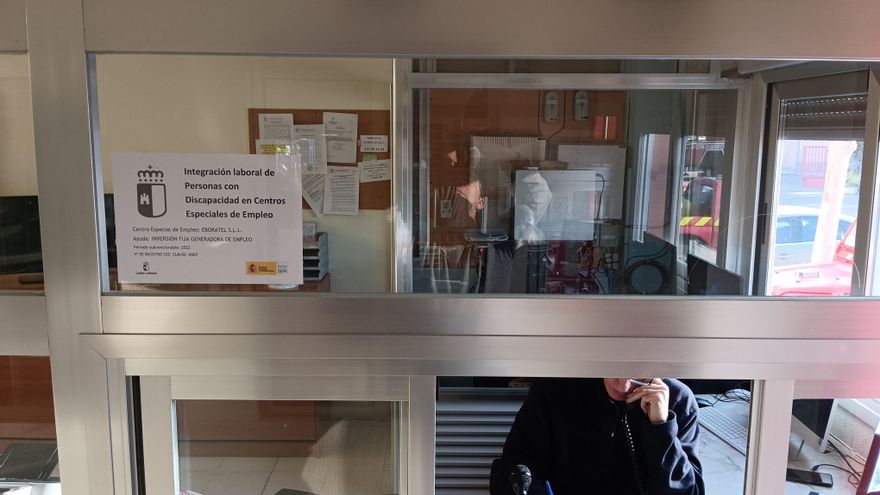 La “patada” de las administraciones a cinco telefonistas con discapacidad tras 20 años de trabajo en emergencias