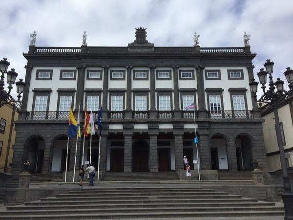 Ayuntamiento de Las Palmas de Gran Canaria con la bandera Trans (@FELGTB)