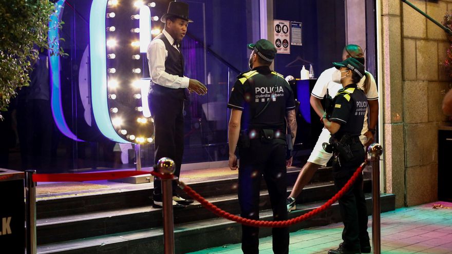 Una patrulla conversa con un trabajador de un local de ocio nocturno