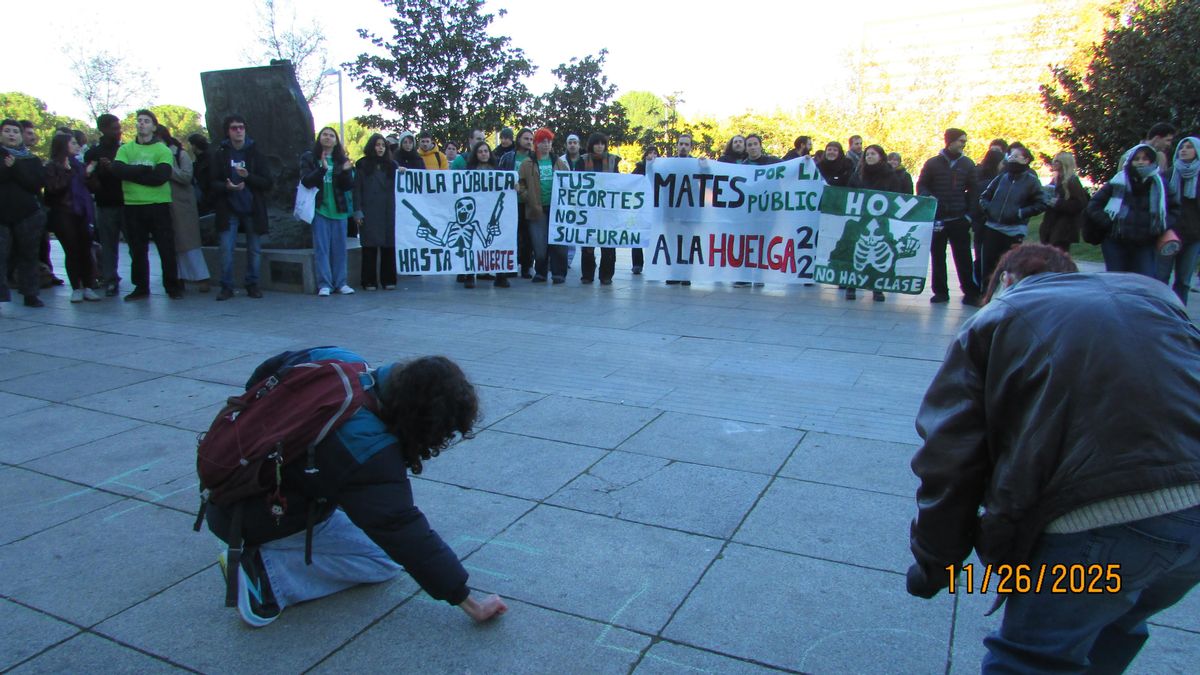 Un piquete informativo insta al alumnaod a unirse a la huelga por las universidades públicas madrileñas frente a la Universidad Politécnica