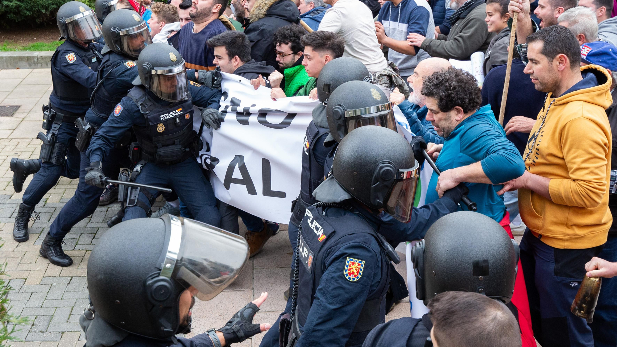 La Policía cargando frente a la sede de Presidencia