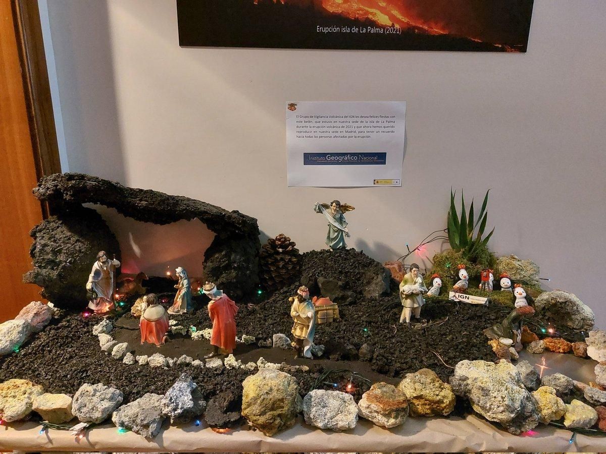Belén con material de La Palma en la sede del IGN. RUBÉN LÓPEZ