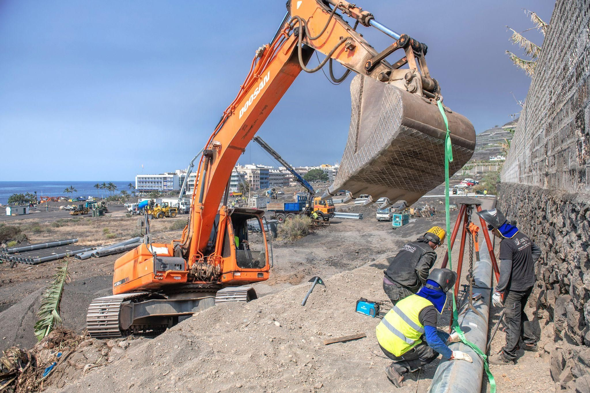 Un momento de los trabajos de instalación de las dos desaladoras portátiles  y tuberías en Puerto Naos (Los Llanos de Aridane).