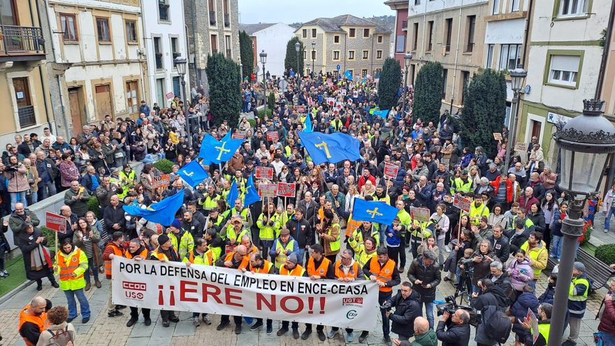 Cientos de personas claman en Navia contra los 96 despidos anunciados por la fábrica de celulosa ENCE