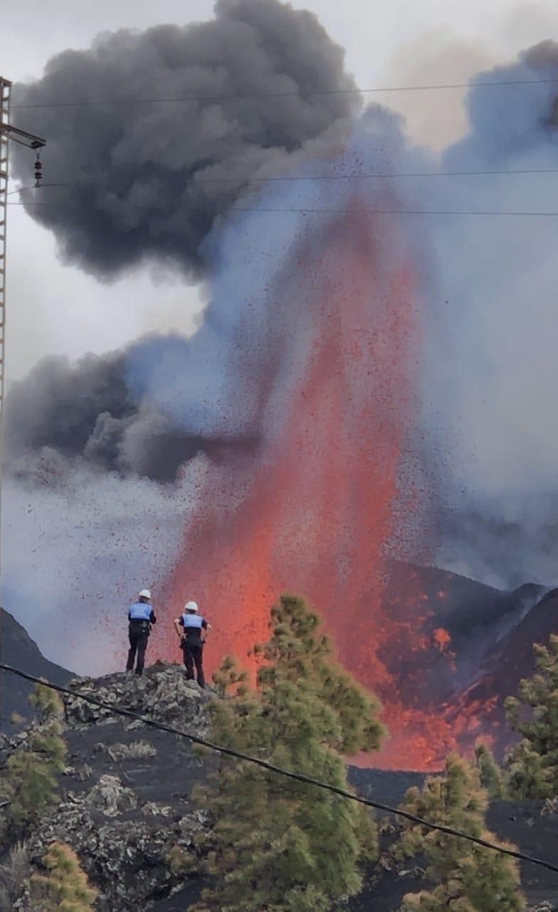 Dos agentes de la Policía Local de El Paso en las cercanías del volcán.