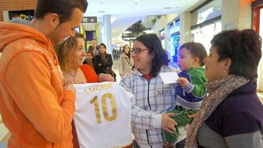 Diego Calzado con un pequeño aficionado de la Cultural.